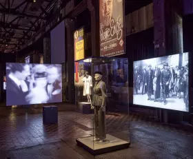 Blick in die Ausstellung mit einem Kostüm von Marlene Dietrich