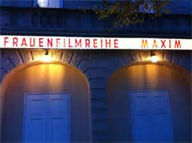 Fassades des Maxim-Kinos mit Leuchtschrift