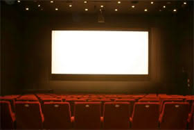 Zuschauerram mit Leinwand im filmmuseum München