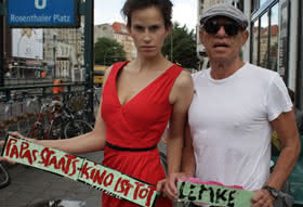 Klaus Lemke mit Schild »Papas Staats-Kino ist tot«